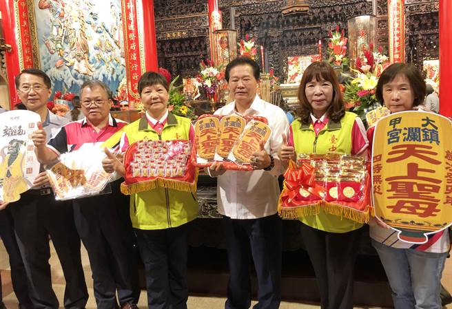 陳湘慈指出，為回饋信眾，每套郵摺特別加贈「郵保庇平安御守」，以Q版手繪媽祖親民風格呈現，期盼媽祖的「郵保庇」普照全國信眾。(陳世宗攝)