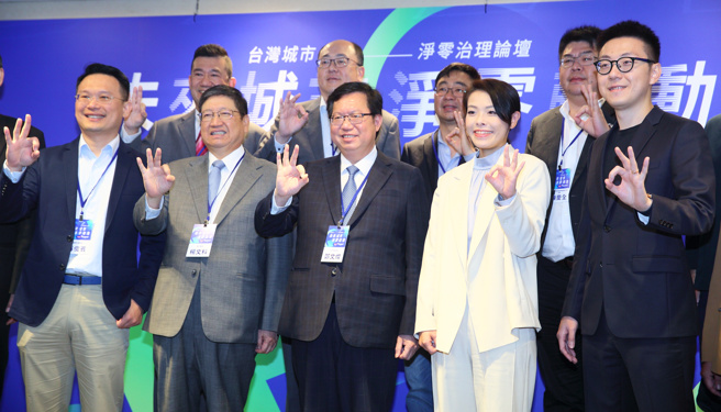 桃园市副市长苏俊宾（左起）、新竹县长杨文科、行政院副院长郑文灿、新竹市长高虹安与Gogoro台湾总经理姜家炜等人11日出席「未来城市、净零转动」论坛时比出净零的手势合影。（张铠乙摄）