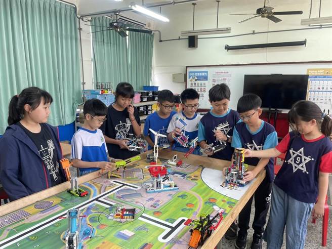 林园国小将代表台湾参加在美国休士顿举行的世界机器人大赛，学生卯足全力准备中。（洪靖宜摄）