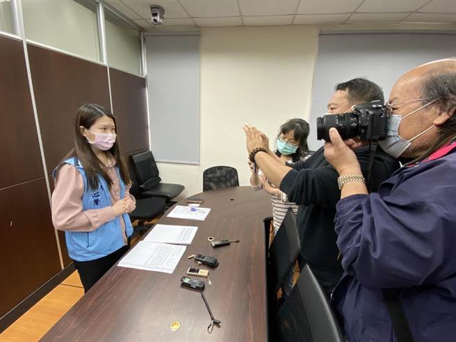 县府教育处今日上午紧急说明案发原委与经过，带刀上学的学生后续将依校规惩处。(于家麒摄)