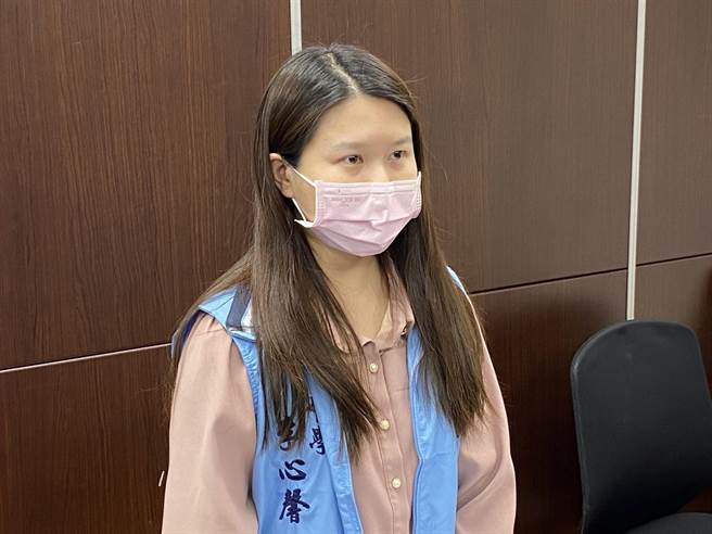 教育处督学李心馨表示，事后失手伤人之学生家长亲自到受伤学生家中慰问，双方家长也于沟通后不予追究。(于家麒摄)