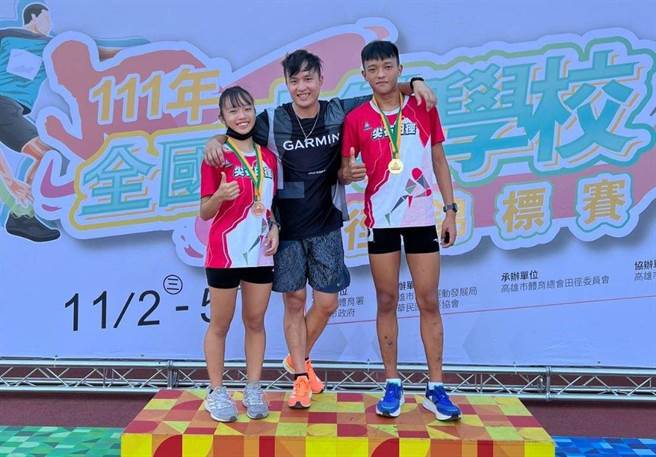 尖石国中选手汤承恩（右）在2022年全国中学田径锦标赛国男夺金，与教练谢俊汉（中）合影留念。（新竹县府提供／邱立雅竹县传真）
