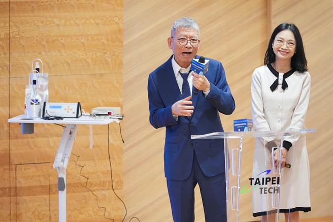 同樣身為病友的台北科技大學榮譽教授林宏裕(左)，投入7年時間研究，最終成功開發創新治療方法，有機會扭轉巴金森氏症患者的未來。(北科大提供)