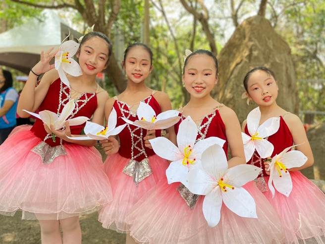 汉心舞团的小小舞者扮成可爱的桐花仙子。（孙英哲摄）