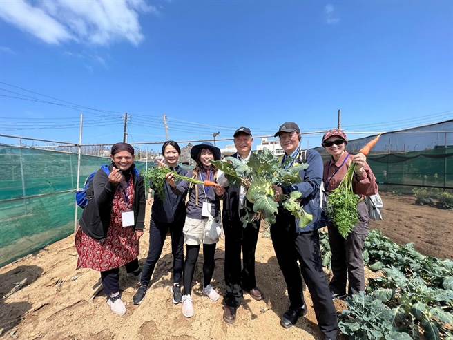 IPSI秘书处主席Dr. Tsunao Watanabe等专家，受行政院农业委员会水土保持局的邀请，走访澎湖离岛湖东、南寮及红罗等社区。（澎好青提供）