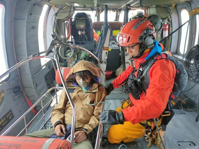 苗栗縣消防局勤務中心協助通報空勤總隊救護直昇機接運楊姓山友下山就醫。（苗栗縣消防局提供／謝明俊苗栗傳真）