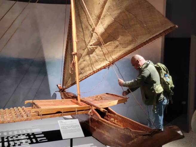 国立台湾史前文化博物馆邀请邦交国吐瓦鲁及帛琉驻台大使参访南岛常设展厅的造船航行文化。（蔡旻妤摄）