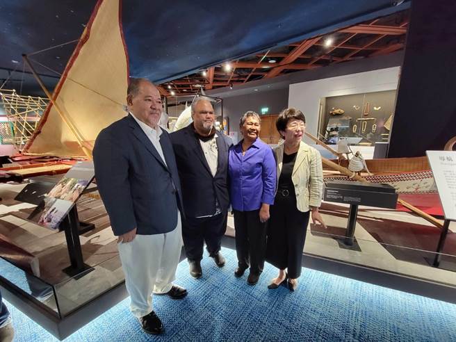 国立台湾史前文化博物馆邀请邦交国吐瓦鲁及帛琉驻台大使参访南岛常设展厅的造船航行文化。（蔡旻妤摄）