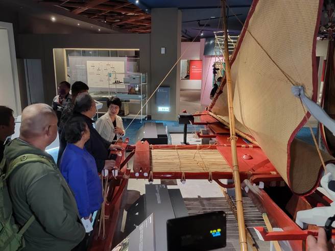 国立台湾史前文化博物馆邀请邦交国吐瓦鲁及帛琉驻台大使参访南岛常设展厅的造船航行文化。（蔡旻妤摄）