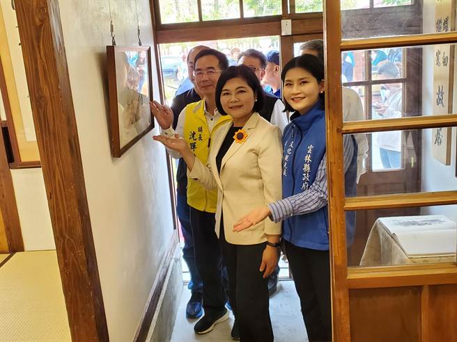 「斗南文荟馆」11日由县长张丽善、文观处长陈璧君及多名地方人士揭牌启用。（周丽兰摄）