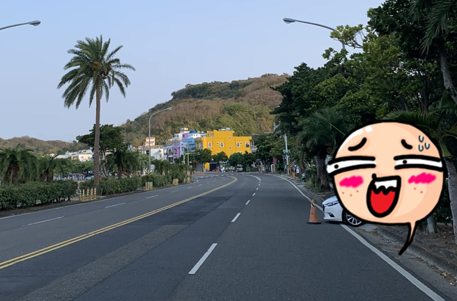 垦丁地区日前有人发现台26线往南湾路段的路边有辆「超狂轿车」违停，不但整个车头超出人行道、压过白线，车头前还放了一个三角锥。（翻摄自脸书「恒春半岛公共事务讨论社团」）