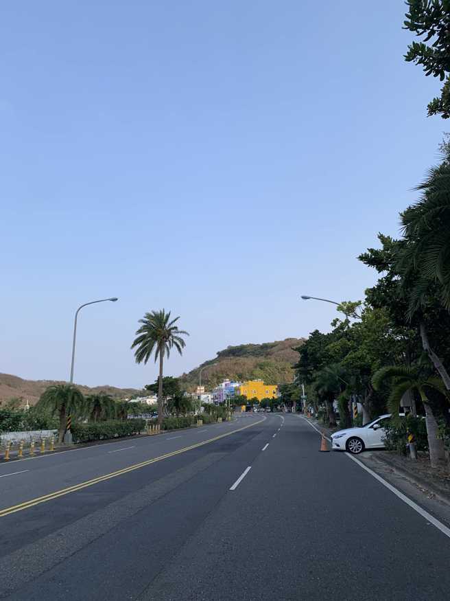 垦丁地区日前有人发现台26线往南湾路段的路边有辆「超狂轿车」违停，不但整个车头超出人行道、压过白线，车头前还放了一个三角锥。（翻摄自脸书「恒春半岛公共事务讨论社团」）