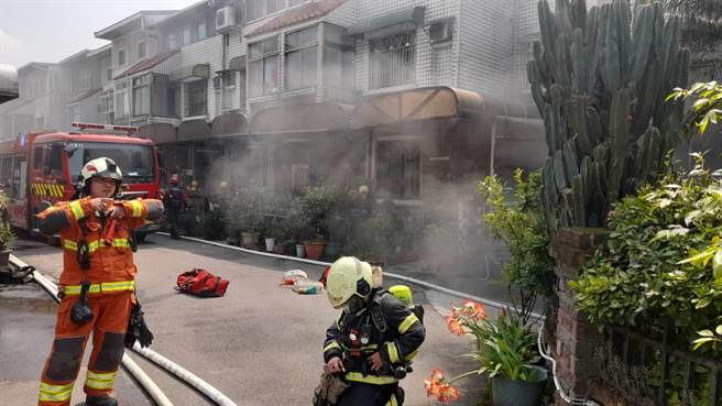 桃園透天連棟式住宅地下停車場起火造成2車毀損。(消防局提供／呂筱蟬桃園傳真)