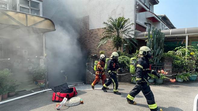 桃園透天連棟式住宅地下停車場起火造成2車毀損。(消防局提供／呂筱蟬桃園傳真)