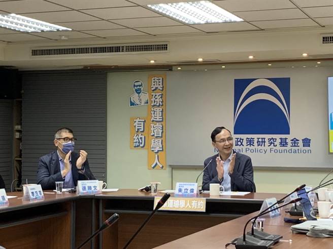 国民党主席朱立伦今出席「孙运璇学人有约客厅会系列第3场，进步议题青年沙龙：台湾金融与农业科技的未来展望」。（张薷摄）