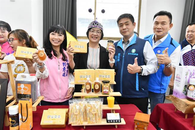 彰化县长王惠美（中）与彰化县农会总干事张建丰（右二）邀请蜂农参加龙眼蜂蜜评鑑竞赛。（孙英哲摄）