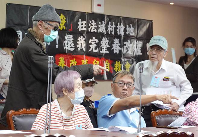 国防部提出《国军老旧眷村改建条例》修法草案，「国安6村眷改孤儿自救会」认为，此草案将大幅限缩其中3村权益，更完全排除另3村的眷改资格。（姚志平摄）