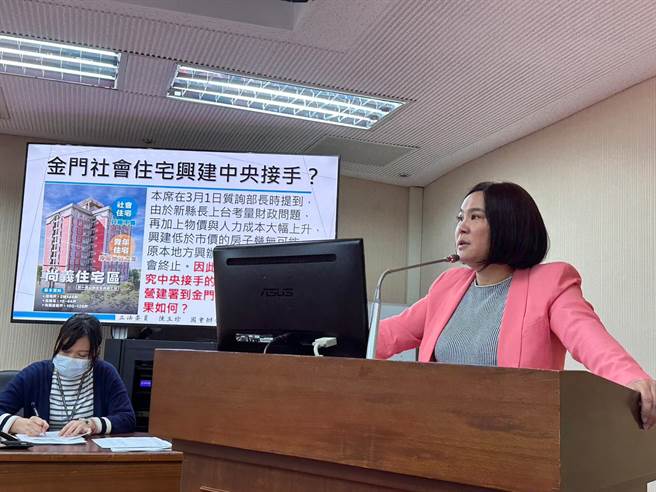 立委陈玉珍(右)成功争取中央全额经费，接手金门尚义社会住宅兴建及后续之营运。(图／陈玉珍办公室提供)