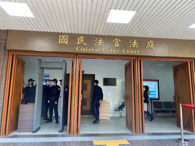 酒驾竞速撞死单亲爸，北院国民法官法庭首次开庭，死者家属法庭上痛哭「不要再让任何一个家庭跟我一样」。（林伟信摄）