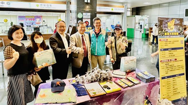 奥万大森林游乐区，4月17日起推出拜访火金姑导览。（廖志晃摄）