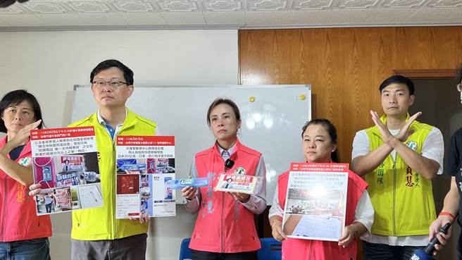 辭官投入民進黨台南市立委第一選區初選的前台南市政府觀旅局長郭貞慧（中），11日指控現任立委賴惠員涉嫌賄選。（張毓翎攝）