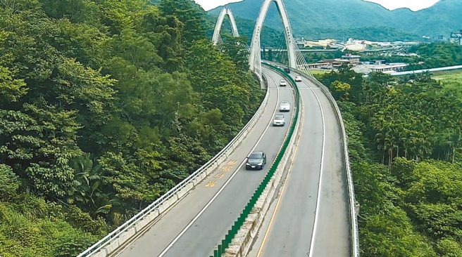 他行驶国5隧道接国3路段时，原本限速80公里突变成40公里，一旁还有测速照相机，他说若突然减速必定追撞，但不减速只能吃超速罚单。（资料照）