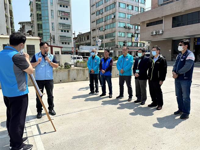 车船处长吴志伟(左二)向与会贵宾介绍解说小黄公车「黄1」路的营运与服务模式。(图／读者提供)