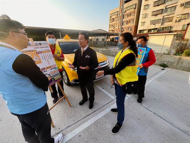 县长陈福海(中)也在试营运前特别前往车船处了解小黄公车「黄1」路整备情形。(图／读者提供)