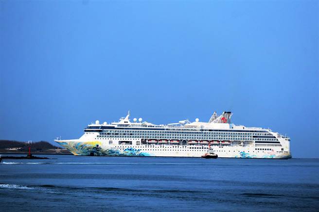 「名勝世界壹號」郵輪11日清晨載了1349位遊客抵達澎湖，也迎來澎湖觀光季的春燕。（張茂雄攝）