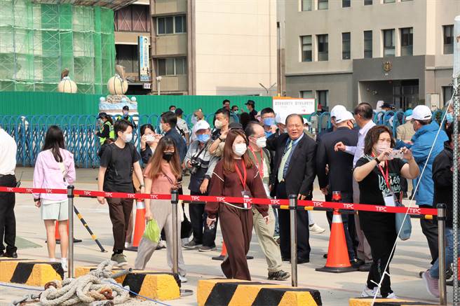 澎湖縣長陳光復一早就率縣府官員到馬公港碼頭喜迎貴賓。（張茂雄攝）