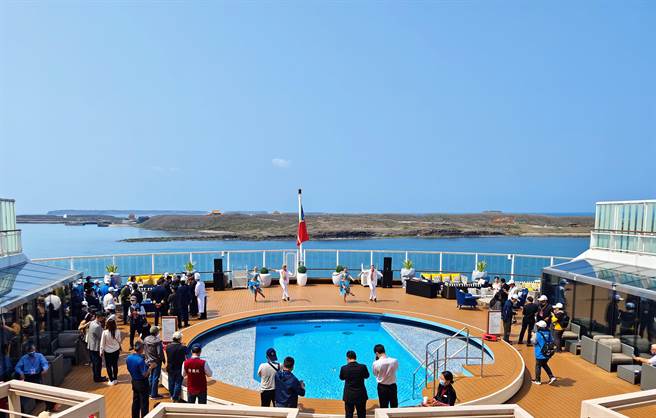 「名勝世界壹號」的船員與工作人員在郵輪甲板上跳舞迎賓，場面相當熱鬧有趣。（張茂雄攝）