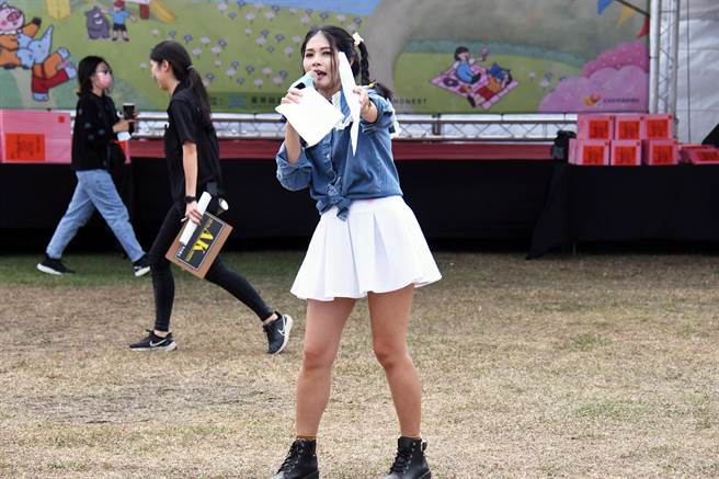 为了信守承诺，台东知名活动主持人秀秀请大家帮忙找这位爸爸。（庄哲权摄）