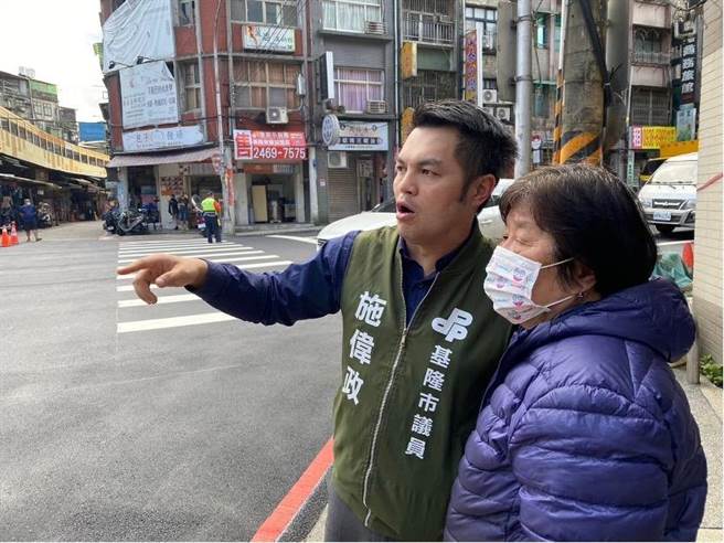 市议员施伟政向民眾说明改道情形。（施伟政办公室提供／徐佑升基隆传真）