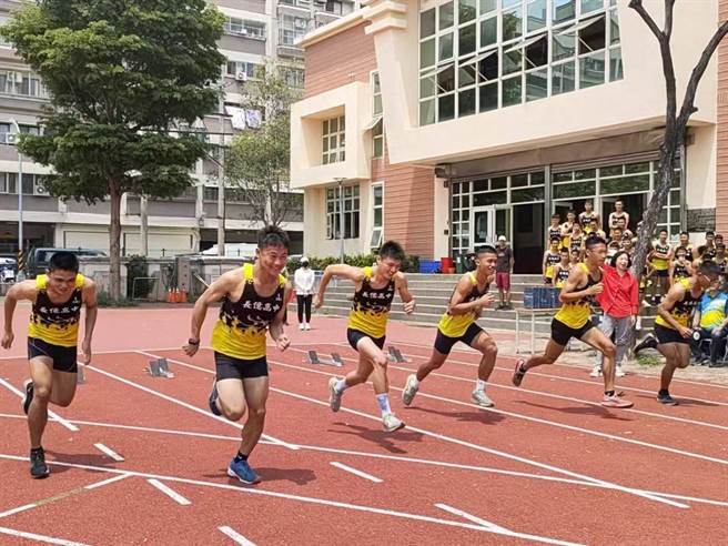 台中長億高中校內戶外綜合球場興建多年，跑道老舊不平，立委何欣純爭取680萬經費協助將直線100公尺跑道翻修，11日落成啟用。（潘虹恩攝）