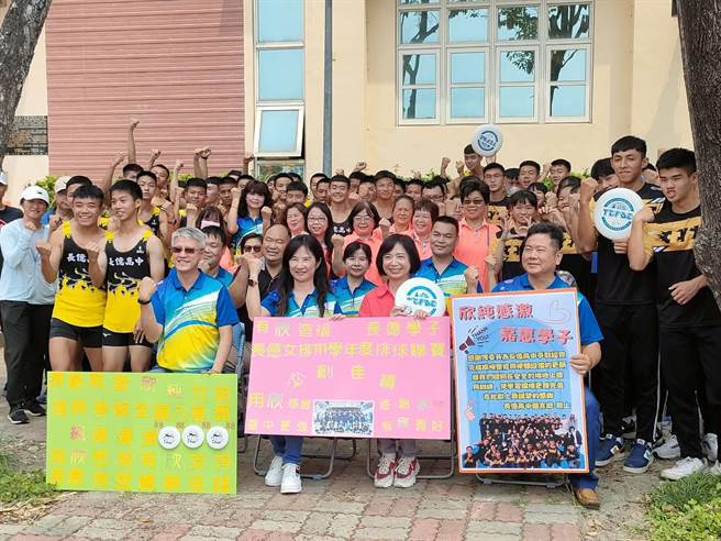 台中長億高中校內直線100公尺跑道翻修，11日落成啟用，何欣純與校內師生共同合影。（潘虹恩攝）