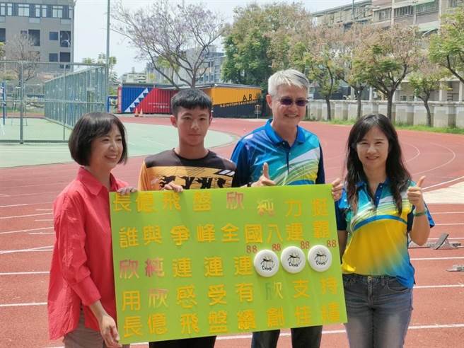 立法委員何欣純爭取680萬經費協助長億高中將校內直線100公尺跑道翻修，校內各隊伍獻上感謝卡。（潘虹恩攝）