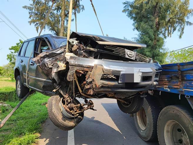 肇事的车辆因连续自撞路旁木麻黄，车头几近全毁，现场令人怵目惊心。(图／警方提供)