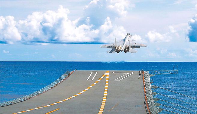 民進黨：中共應看清中華民國台灣和中華人民共和國互不隸屬的客觀事實。圖為山東艦殲-15戰機起飛。(翻攝大陸軍網)