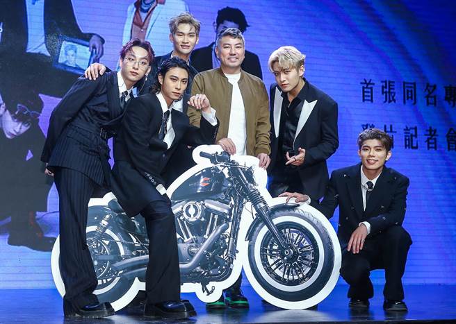 「FEniX 」家齐（左起）、MAX、浦洋、承隆、峻廷发片，老板詹仁雄（右三）到场加油打气。（粘耿豪摄）