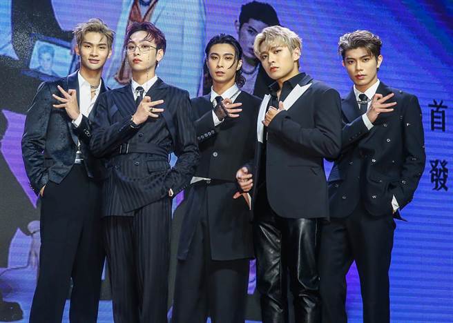 「FEniX」浦洋（左起）、家齐、MAX、承隆、峻廷推出首张正式专辑。（粘耿豪摄）