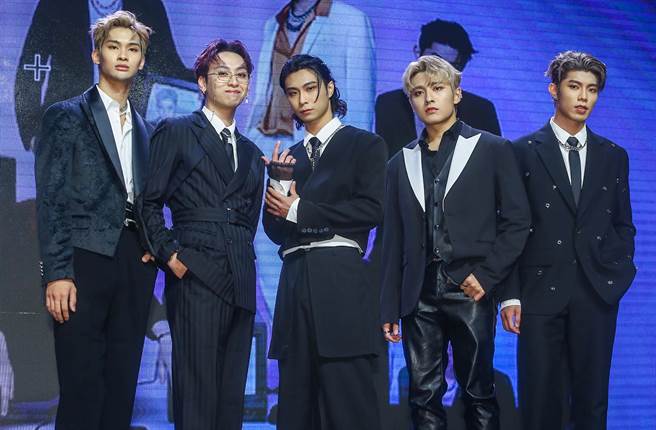 「FEniX」浦洋（左起）、家齐、MAX、承隆、峻廷推出首张正式专辑。（粘耿豪摄）