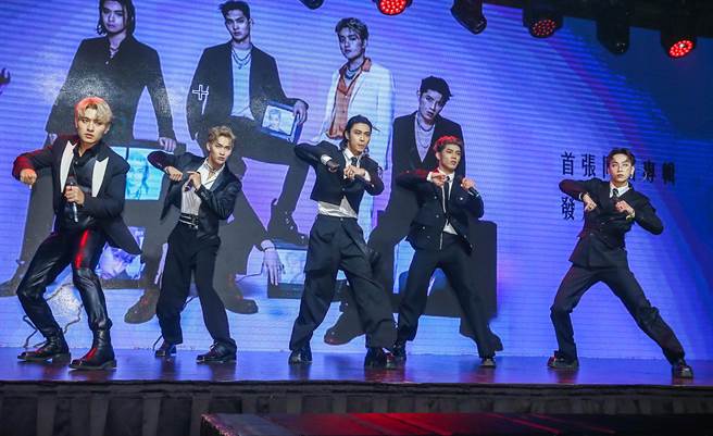 「FEniX」推出首张正式专辑，今在现场唱跳演出有如成果展。（粘耿豪摄）