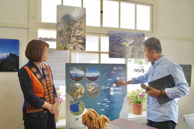 张大川解说拍摄时相关的地理位置。(屏东县政府原住民处提供)