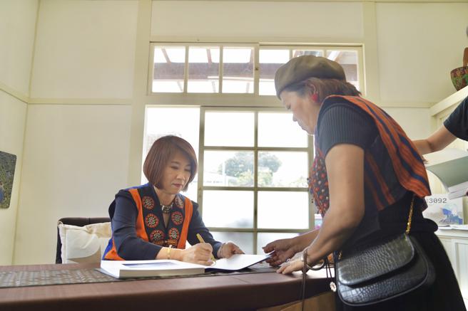 县长周春米为现场的民眾签书。(屏东县政府原住民处提供)