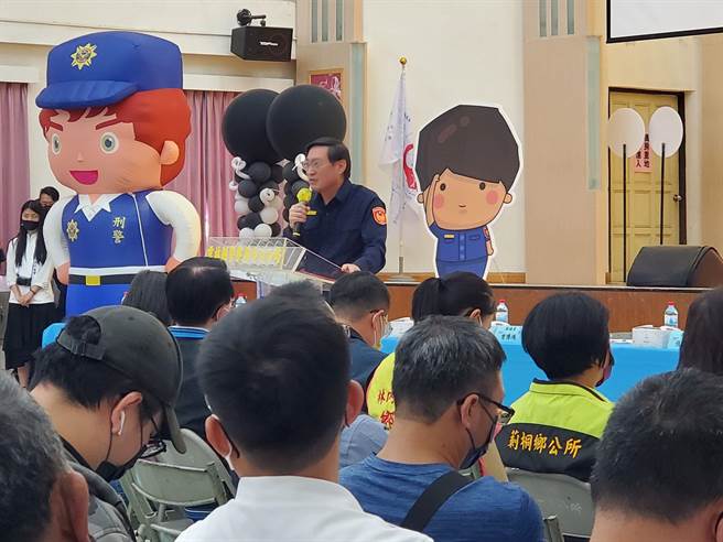 云林县警局长林故廷（发言者）说明诈骗集团骗投资的套路，连友人也上当。（周丽兰摄）