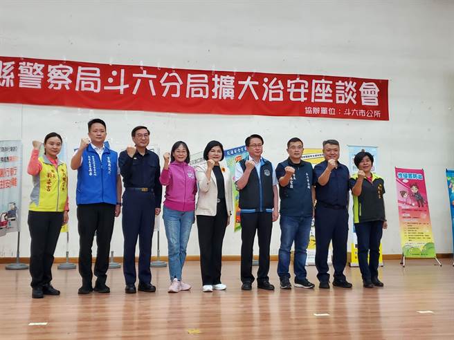 云林县成立打诈云林队，左起林内乡长刘姿言、县警局刑警大队长王嘉华、云林县警局长林故廷、副县长谢淑亚、县长张丽善、检察长张春晖、斗六市长林圣爵、斗六分局长黄念生、莿桐乡长廖秋蓉。（周丽兰摄）