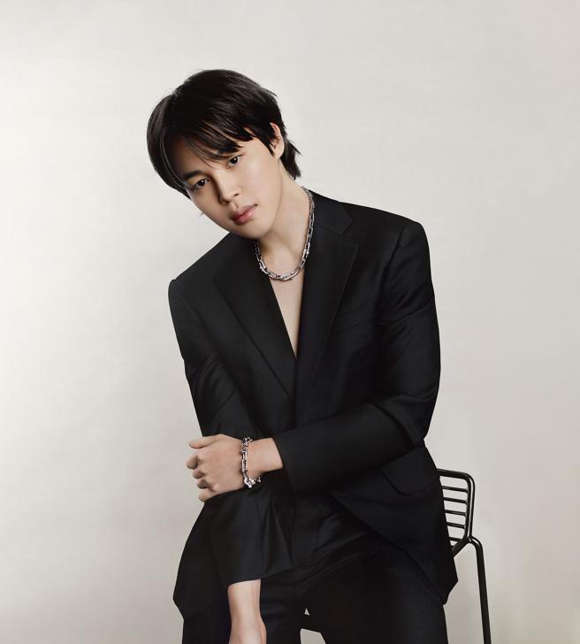 BTS成员Jimin(朴智旻)担任Tiffany代言人，佩戴TiffanyHardWear系列珠宝完美诠释「This Is Tiffany」广告主题。（Tiffany & Co.提供）