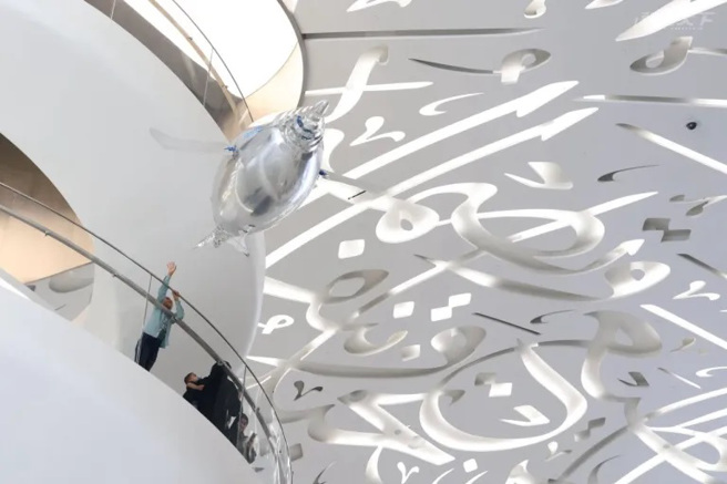 漂浮飛魚是館內大廳的不定時空中驚喜，也是深受參觀者歡迎的互動人工智慧設施。（攝影／溫士凱）