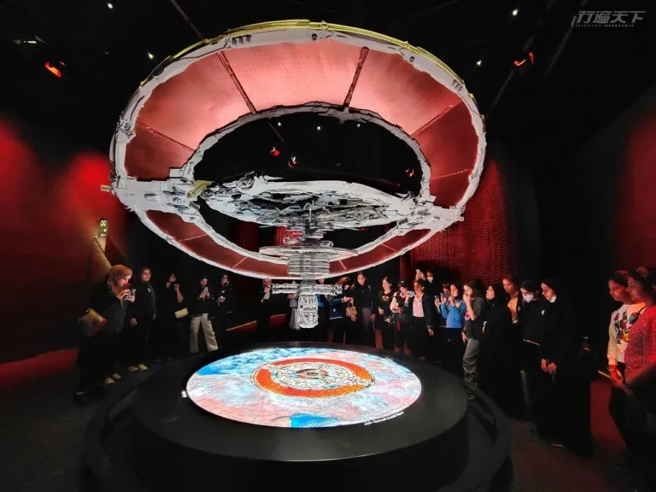 從人工智慧的代表「衛星」做為指引，是未來博物館的重要演繹脈絡。（攝影／溫士凱）