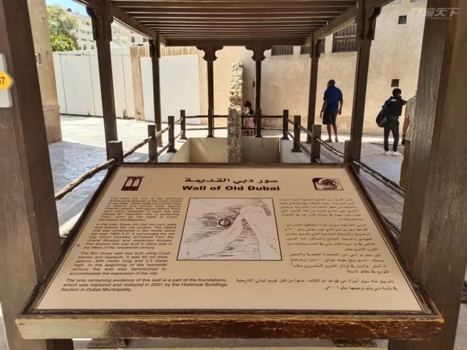 杜拜早年是產珍珠的小漁村，這裡也設置了早期的船隻展示歷史文物。（攝影／溫士凱）